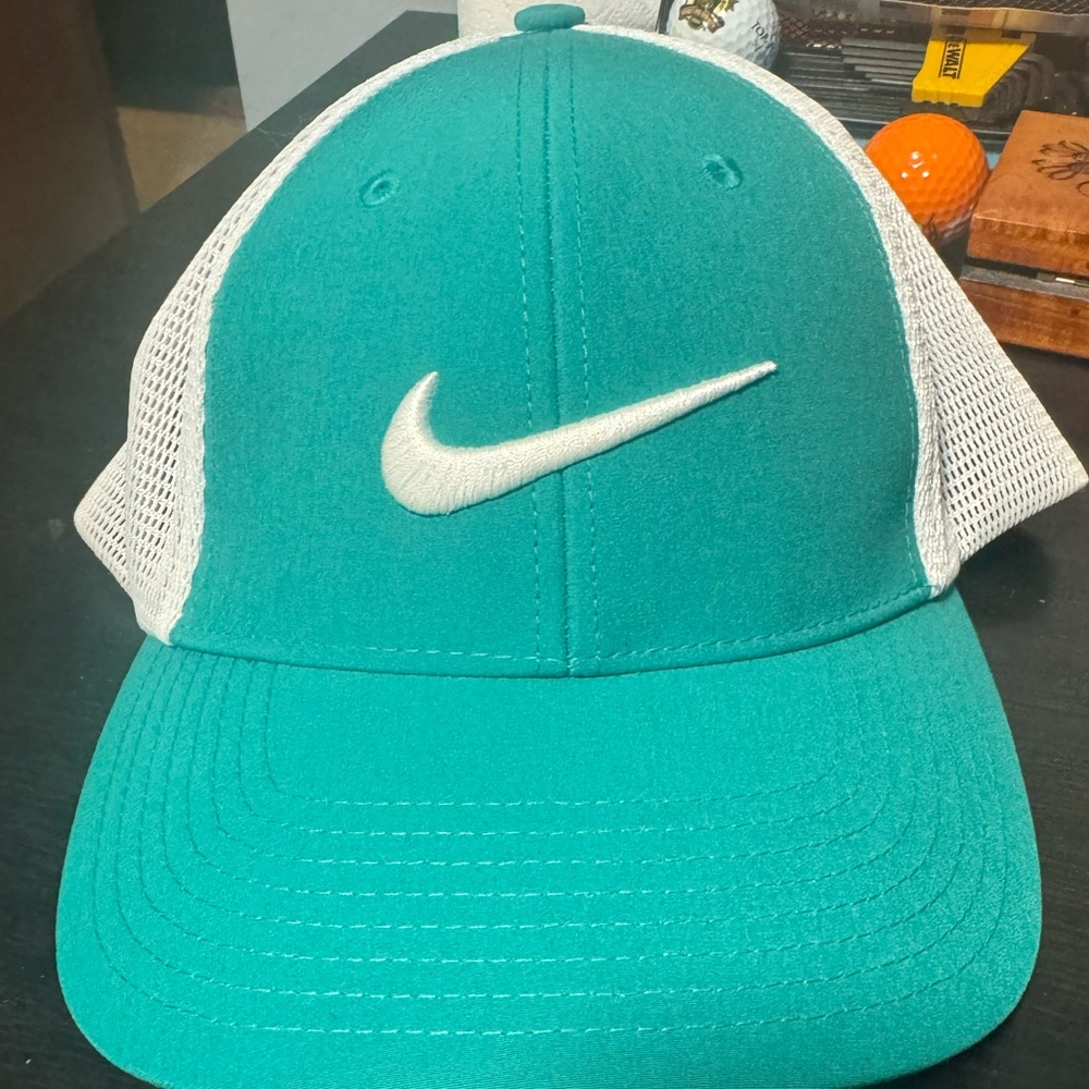 Nike Golf Mesh hat M/L NWOT
